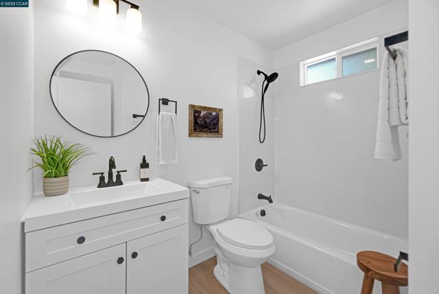 10060 Bernhardt Dr, Oakland CA: https://media.crmls.org/mediaz/32242975-9f2a-4268-82e8-dea57c69fd21.jpg