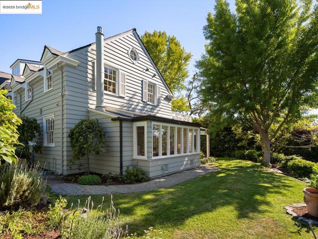 120 Hazel Ln, Piedmont CA: https://media.crmls.org/mediaz/32250e61-e9e8-4820-8cf8-8a5c92032594.jpg