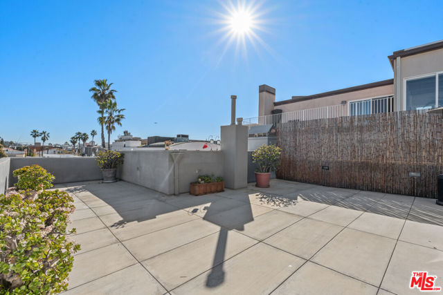 20 Quarterdeck Street, Marina del Rey CA: https://media.crmls.org/mediaz/3225ca26-a25a-4bdb-8c0f-540a0f7f95e0.jpg