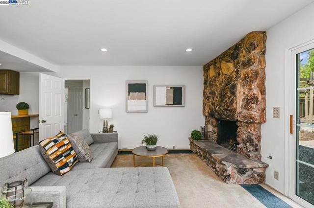 351 Castenada Ct, Danville CA: https://media.crmls.org/mediaz/3226018e-3540-4e80-a787-6ea6eb4a1964.jpg