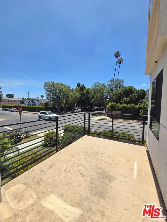 https://media.crmls.org/mediaz/3226ba33-0262-4f3c-9210-340a08ece68e.jpg?preset=X-Large