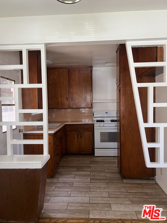 1124 San Rafael Avenue, Glendale CA: https://media.crmls.org/mediaz/32276337-2935-4a88-bd34-72fb23ecd9e5.jpg