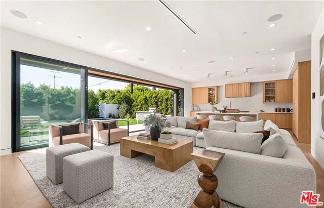 4453 Gentry Avenue, Valley Village CA: https://media.crmls.org/mediaz/322767ec-fe94-48e2-9c91-4a2c072be309.jpg
