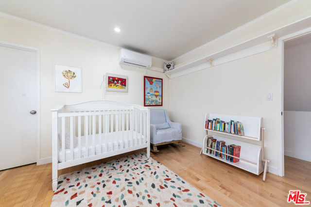 933 17th Street, Santa Monica CA: https://media.crmls.org/mediaz/322813f3-5d57-4414-8f0a-03918dfe2330.jpg