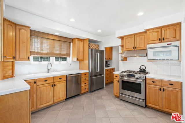 10574 Holman Avenue, Los Angeles CA: https://media.crmls.org/mediaz/3228dcd3-b3d2-419a-adc0-5166926c8547.jpg