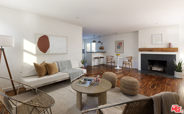2432 Cloy Avenue, Venice CA: https://media.crmls.org/mediaz/322921d6-c898-4cd2-ad50-0c043d736391.jpg