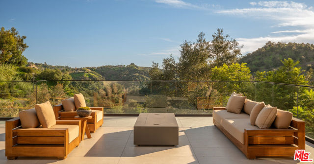 Image 18 of 72 For 12752 Mulholland Drive