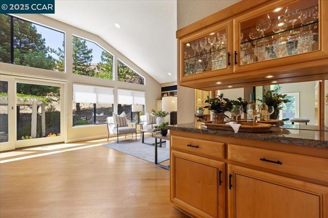 4101 Fox Creek Ct, Danville CA: https://media.crmls.org/mediaz/322a349b-0730-4839-9acf-cb25d1df231a.jpg