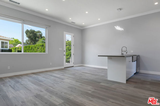 21037 Costanso St, Woodland Hills CA: https://media.crmls.org/mediaz/322a39c6-88dd-4f73-909b-17e9e1247cd5.jpg