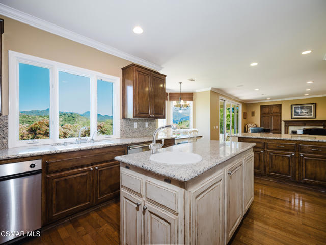 1624 Bushgrove Court, Lake Sherwood CA: https://media.crmls.org/mediaz/322b3505-7bc9-46d6-819a-4d1a69d92f1e.jpg