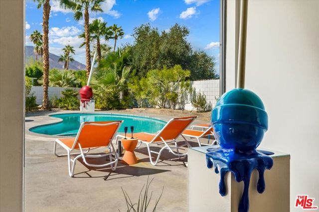 888 E Janet Circle, Palm Springs CA: https://media.crmls.org/mediaz/322bf186-753d-4a3f-b100-9cead8a4f243.jpg