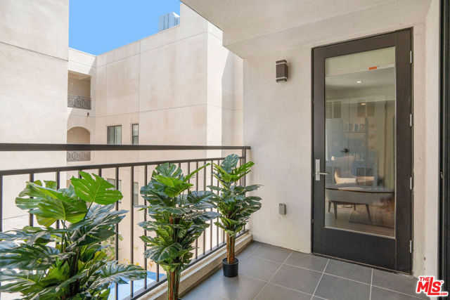 441 S Barrington Avenue, Los Angeles CA: https://media.crmls.org/mediaz/322c59d6-9a62-470f-8687-ee8b618198a9.jpg