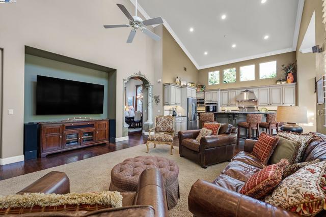 259 Alden Ln, Livermore CA: https://media.crmls.org/mediaz/322cada8-4c86-40ac-9b5f-d4a495d8028a.jpg