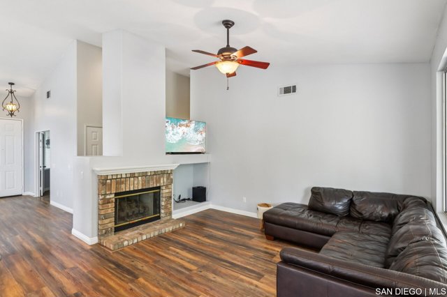 24641 Lincoln AVE, Murrieta CA: https://media.crmls.org/mediaz/322d5e5a-d87b-4911-b00a-640ad62cf183.jpg