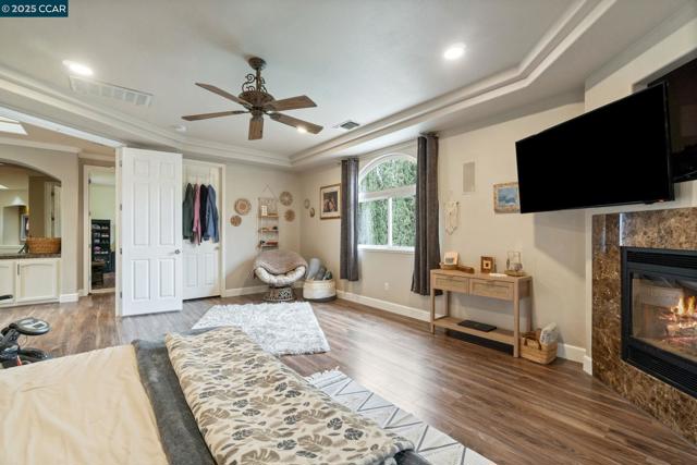 2550 E Jenny Ave, Fresno CA: https://media.crmls.org/mediaz/322d80d2-14f0-45c4-b13d-ac511bf1074f.jpg
