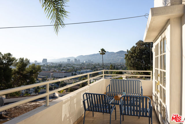 1333 E Palmer Avenue, Glendale CA: https://media.crmls.org/mediaz/322da17a-0de1-44f2-825c-6d743bb4e3bf.jpg