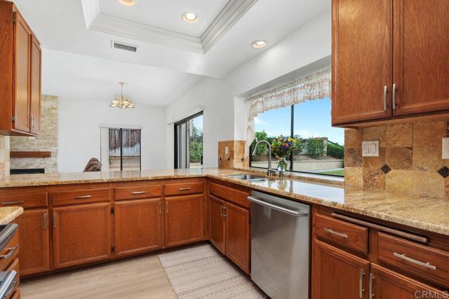 Detail Gallery Image 8 of 43 For 1956 Cherrywood St, Vista,  CA 92081 - 4 Beds | 2/1 Baths