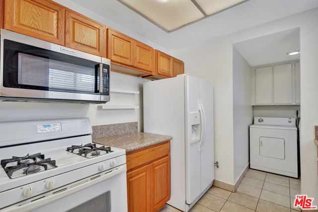 221 S Tower Drive, Beverly Hills CA: https://media.crmls.org/mediaz/322fa666-1d58-4d94-a688-3dcca38b8d57.jpg