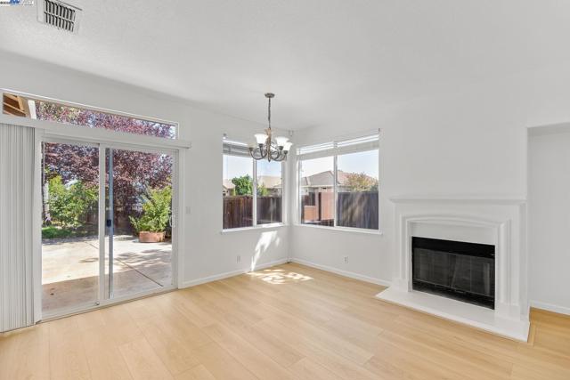 4 Mistyvale Ct, Sacramento CA: https://media.crmls.org/mediaz/32314c1d-3e7b-4ebc-9e40-751cbf6db657.jpg