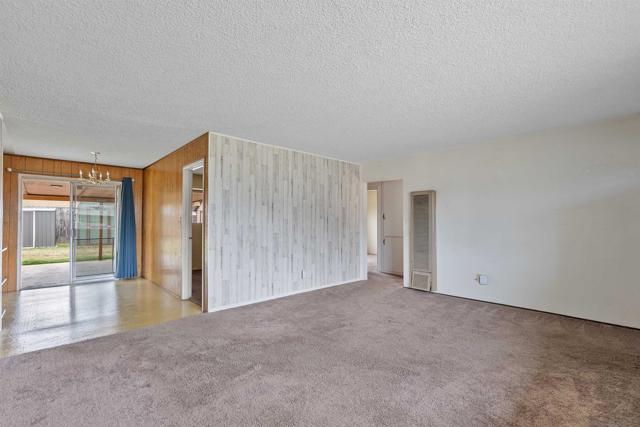 1271 Bosworth St, El Cajon CA: https://media.crmls.org/mediaz/32317de9-8ff4-4abf-95c3-88187a91b637.jpg