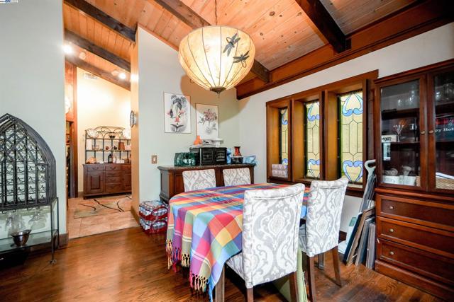 21 Red Rock Way, San Rafael CA: https://media.crmls.org/mediaz/3231a5af-2f4c-42ce-adb0-1050303e8cc4.jpg