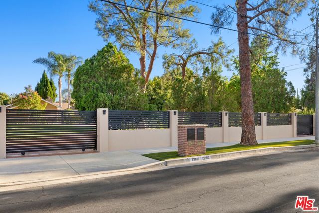 22910 Collins Street photo 2