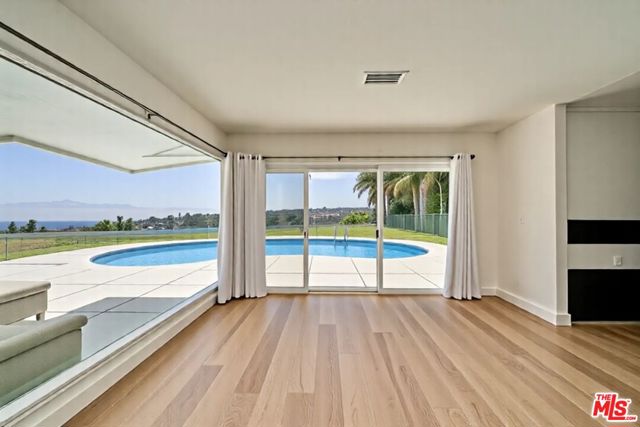 1641 Tower Grove Drive, Beverly Hills CA: https://media.crmls.org/mediaz/3232e26e-318d-4267-9b6c-fd3e8586e4a3.jpg
