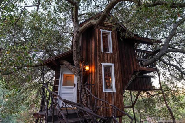 23898 Crown Hill Ln, Escondido CA: https://media.crmls.org/mediaz/3232eca1-4419-4e78-8bd8-5ec6e7d97cb9.jpg