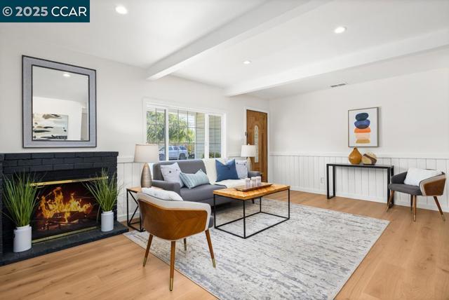 2087 Brook St, Concord CA: https://media.crmls.org/mediaz/3232fe82-0e6a-45e8-9603-d55e7302a067.jpg