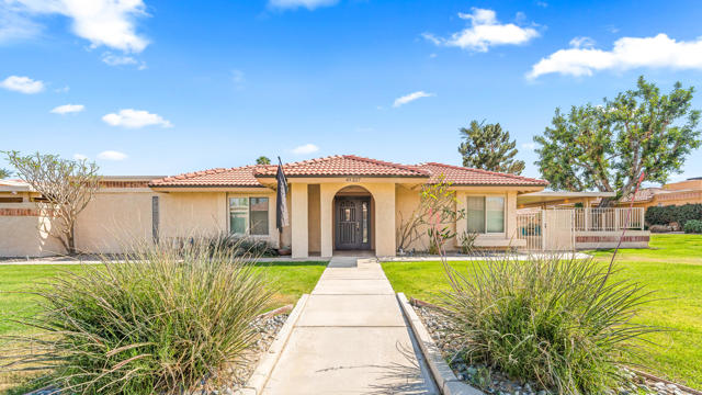 49327 Eisenhower Drive, Indio CA: https://media.crmls.org/mediaz/3233152e-7754-4fa6-871e-c983da859e56.jpg