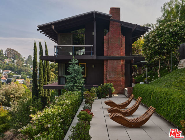 2052 Mayview Drive, Los Angeles CA: https://media.crmls.org/mediaz/3233e78d-8807-4fea-8292-5931d51126ce.jpg