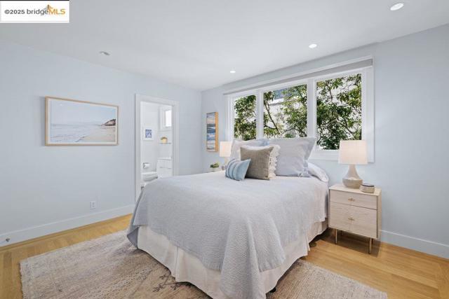 310 Pacific Ave, Piedmont CA: https://media.crmls.org/mediaz/32340e97-b101-4bf4-902f-cf1e0f94e0ae.jpg