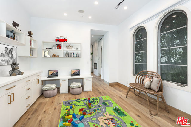 142 N Hamel Drive, Beverly Hills CA: https://media.crmls.org/mediaz/32343643-6df8-4d9e-ac96-0e42f56e5f27.jpg