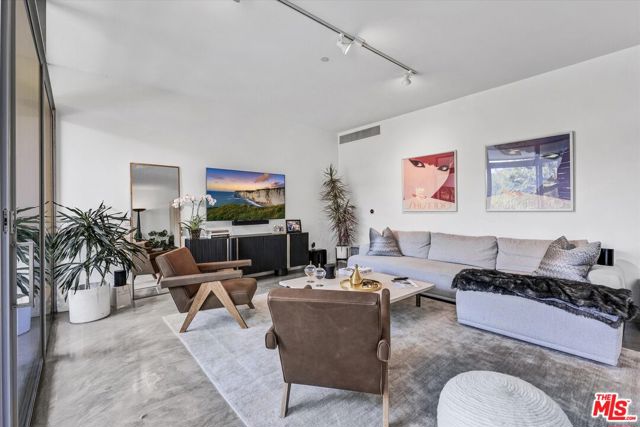 901 Hancock Avenue, West Hollywood CA: https://media.crmls.org/mediaz/32349ddb-ac76-4952-b50a-0a6b573ccaa1.jpg