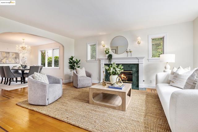 1415 Vancouver Ave, Burlingame CA: https://media.crmls.org/mediaz/3235a361-e7c1-4ed9-aa53-11ffa922e123.jpg