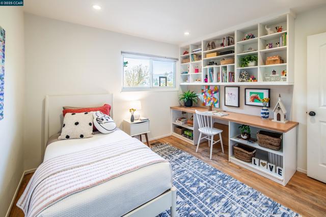 1085 Oak Hill Road #D, Lafayette CA: https://media.crmls.org/mediaz/32366d32-bad2-4250-9435-49af4dd33ae4.jpg