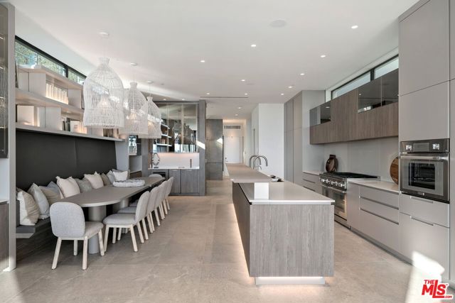 938 -940 Palisades Beach Road, Santa Monica CA: https://media.crmls.org/mediaz/3236c862-1ae8-4467-b600-1ca44546e580.jpg