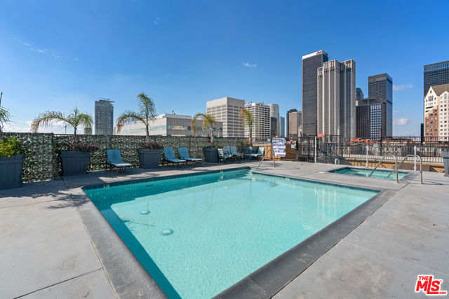 312 W 5th Street, Los Angeles CA: https://media.crmls.org/mediaz/32372f17-8390-45a9-98e6-0a1e2cde8e87.jpg