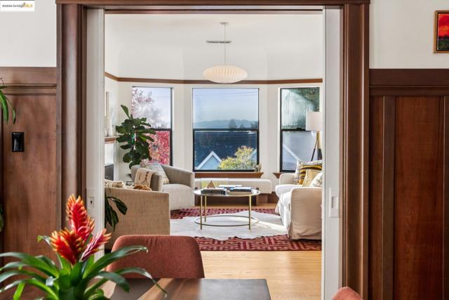 1521 Josephine St, Berkeley CA: https://media.crmls.org/mediaz/3237e156-fb90-423e-96c5-48820aa4fbc5.jpg