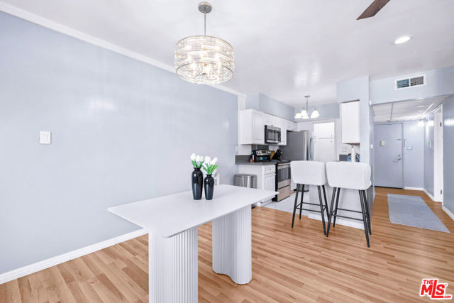 12801 Moorpark Street, Studio City CA: https://media.crmls.org/mediaz/3238c2c9-b239-4052-b5b0-c24c59671ddb.jpg