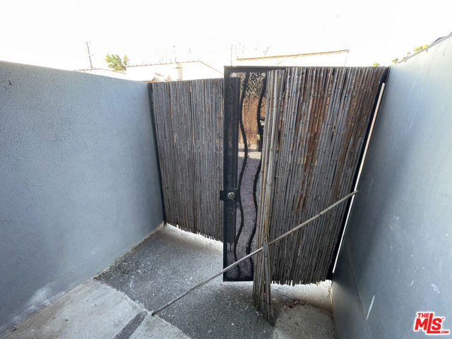 555 Rose Avenue, Venice CA: https://media.crmls.org/mediaz/32395c34-20a3-4673-855a-f7e35ccd617a.jpg