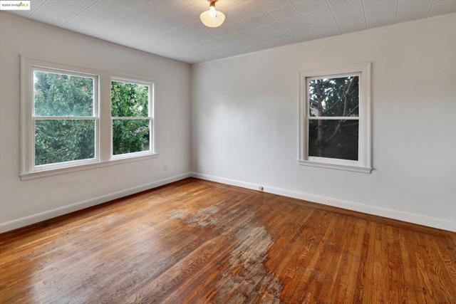 536 Pomona Ave, Albany CA: https://media.crmls.org/mediaz/3239ac0e-43d9-424b-8b71-17fcba3d891d.jpg