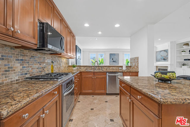 143 N Arnaz Drive, Beverly Hills CA: https://media.crmls.org/mediaz/3239af1b-4d22-4ae3-b235-93880cc900e4.jpg