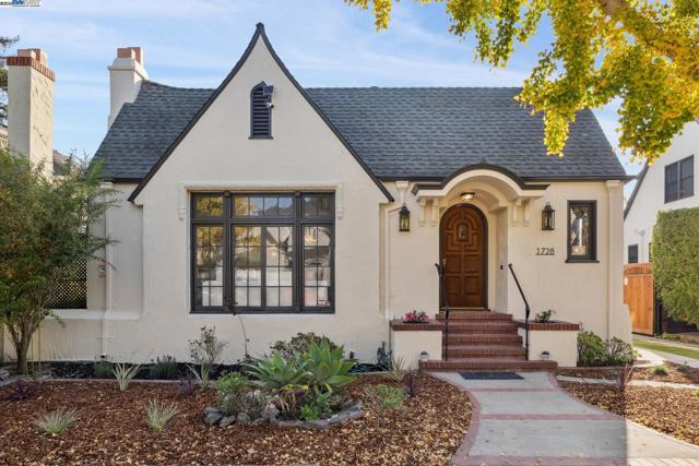1728 Cambridge Dr, Alameda CA: https://media.crmls.org/mediaz/323a21a6-c7ba-478c-b00c-99e22be8a8f9.jpg