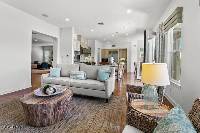 4014 Caribbean Street, Oxnard CA: https://media.crmls.org/mediaz/323a9b08-a4ed-444d-96f3-4d154f4ae470.jpg