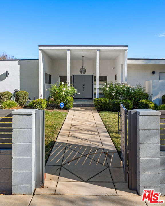 6228 Sale Avenue, Woodland Hills CA: https://media.crmls.org/mediaz/323a9c32-5c02-4dba-9069-0b387477ac5e.jpg
