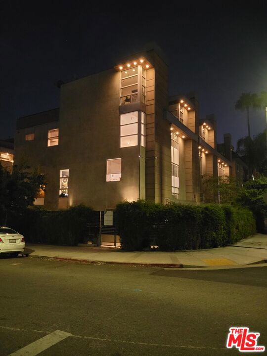 5806 Waring Avenue, Los Angeles CA: https://media.crmls.org/mediaz/323b1bf1-840a-40ff-9d4b-5314cc6596ba.jpg
