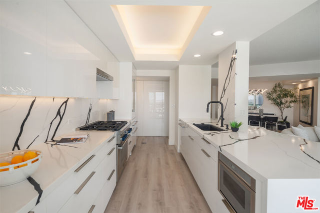 13600 Marina Pointe Drive, Marina del Rey CA: https://media.crmls.org/mediaz/323b1e11-af0d-4be5-8e28-c89228af857b.jpg