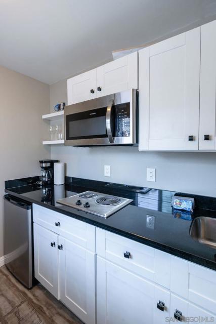 845 Beryl St unit B, San Diego CA: https://media.crmls.org/mediaz/323c4093-365e-43ae-a236-2fc302f4dd6d.jpg