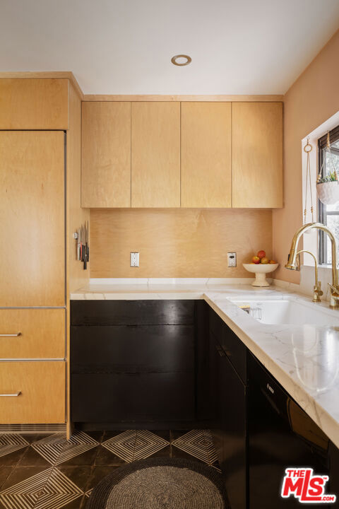 1012 Superba Avenue, Venice CA: https://media.crmls.org/mediaz/323c4478-d94c-4ffe-9df8-577725846cec.jpg